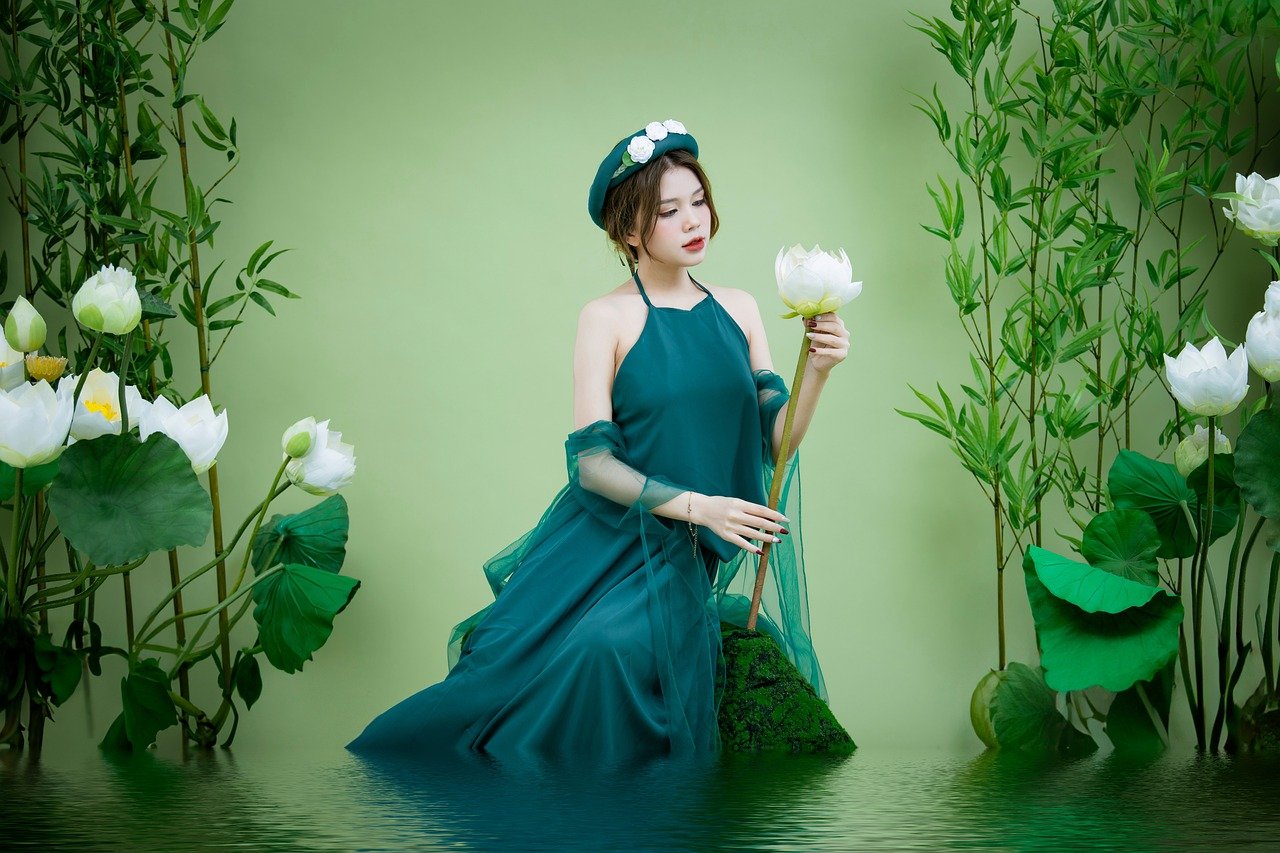Woman 8180638_1280