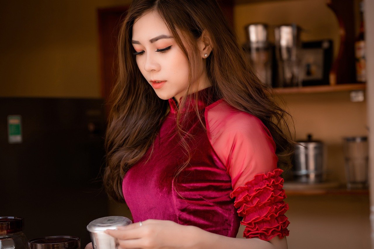 Woman 8182795_1280