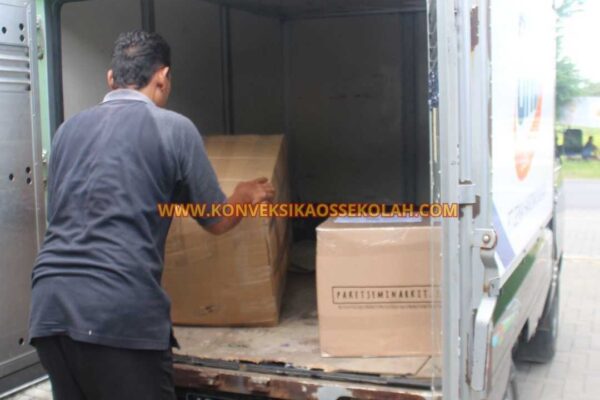 Proses Pengiriman Kaos Sekolah di Kulon Progo Kec. Kalibawang Desa Banjarasri